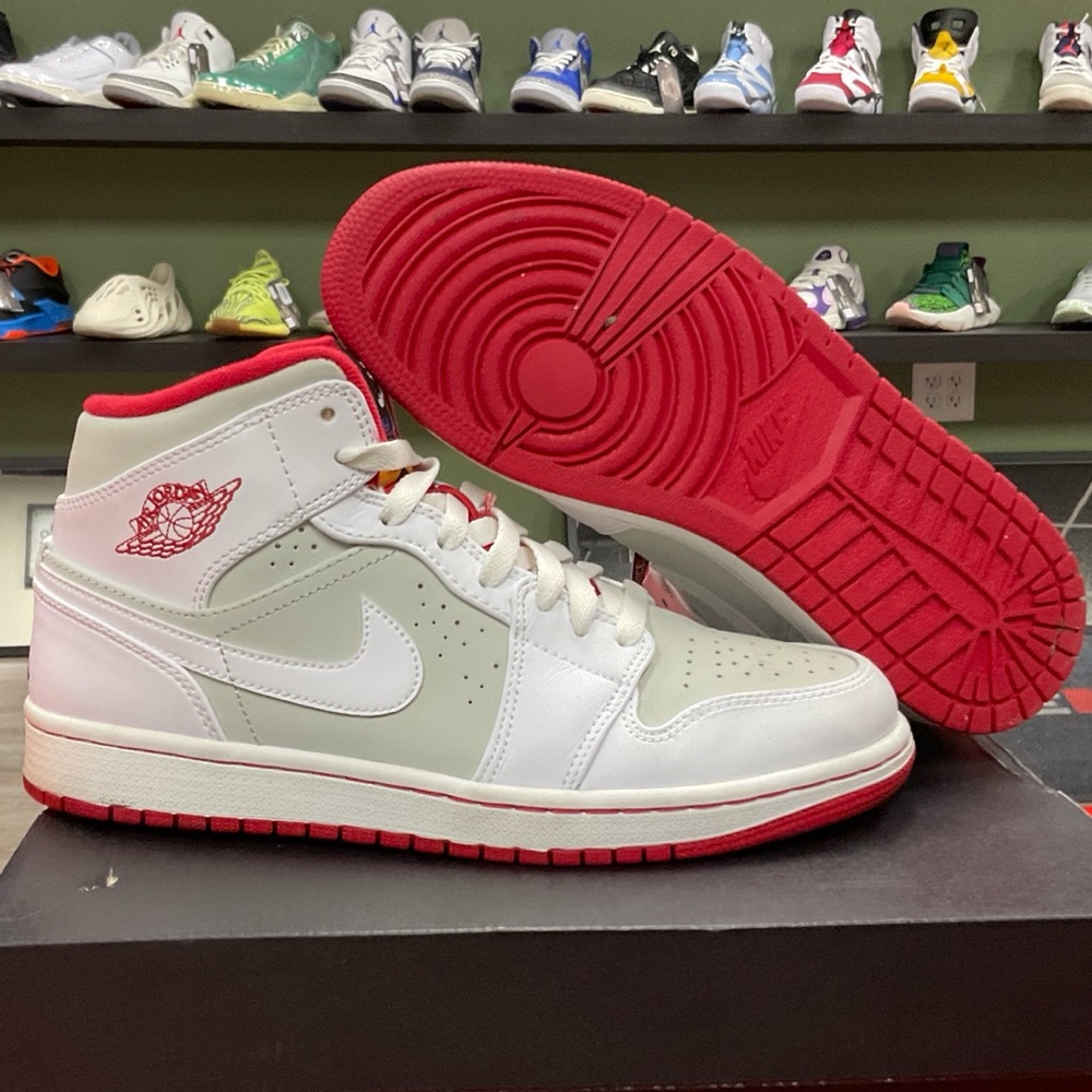 AIR JORDAN 1 MID HARE SZ 8 USED